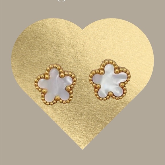 NWOT Clover  Five Petal Flower Earring Studs Made of Mother of Pearl and 18K GP - Picture 14 of 16
